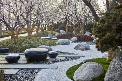 景觀置石方法大全_石材 : 園林作為一門藝術,對于意境有著很高的要求,除了普遍的山、水組合,&ldquo;石&rdquo;作為現(xiàn)代園林中也是必不可少的元素之一,帶個人們無窮的想象空間和精神享受。 以石材或仿石材布置成自然露巖景觀的造景手法被稱之為置石,置石&hellip;