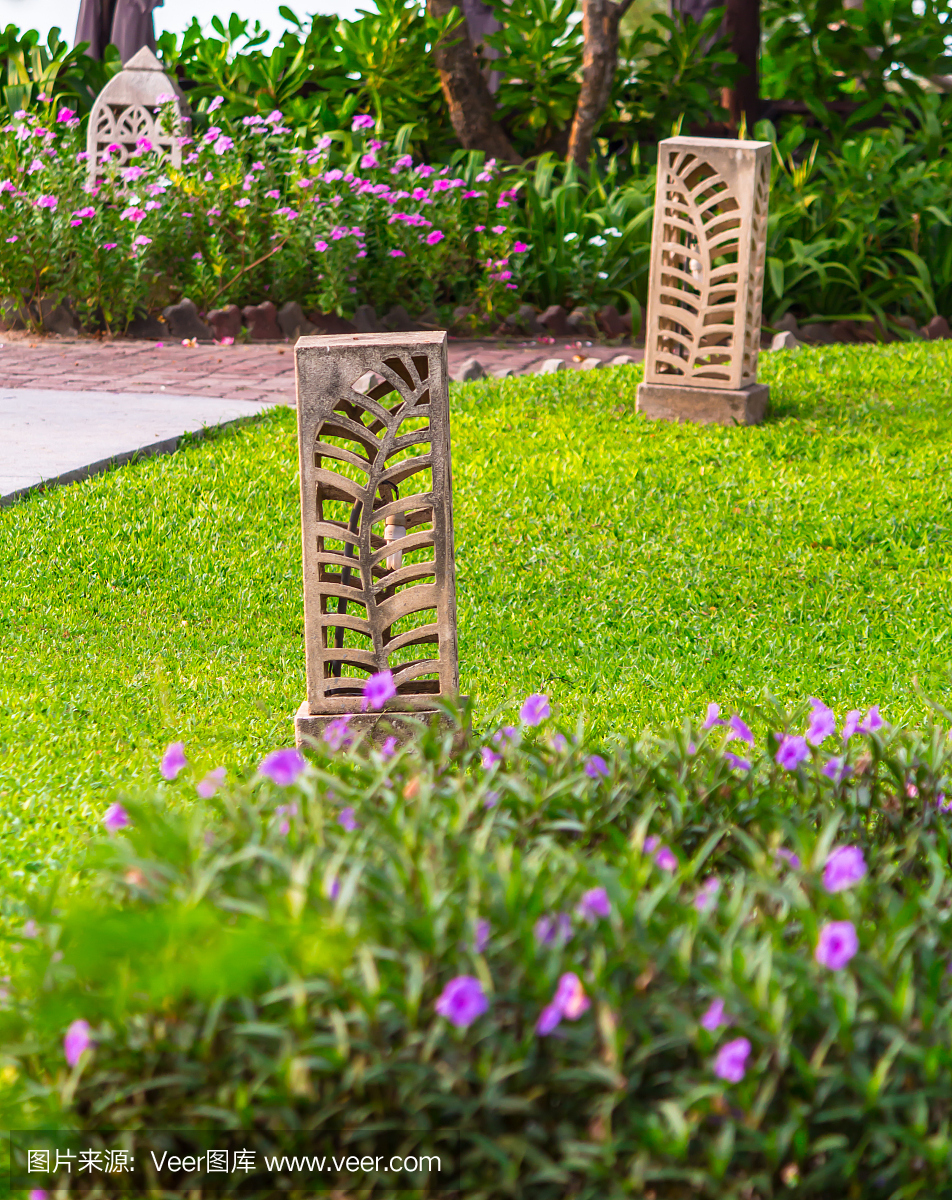 雕刻石燈裝飾園林。